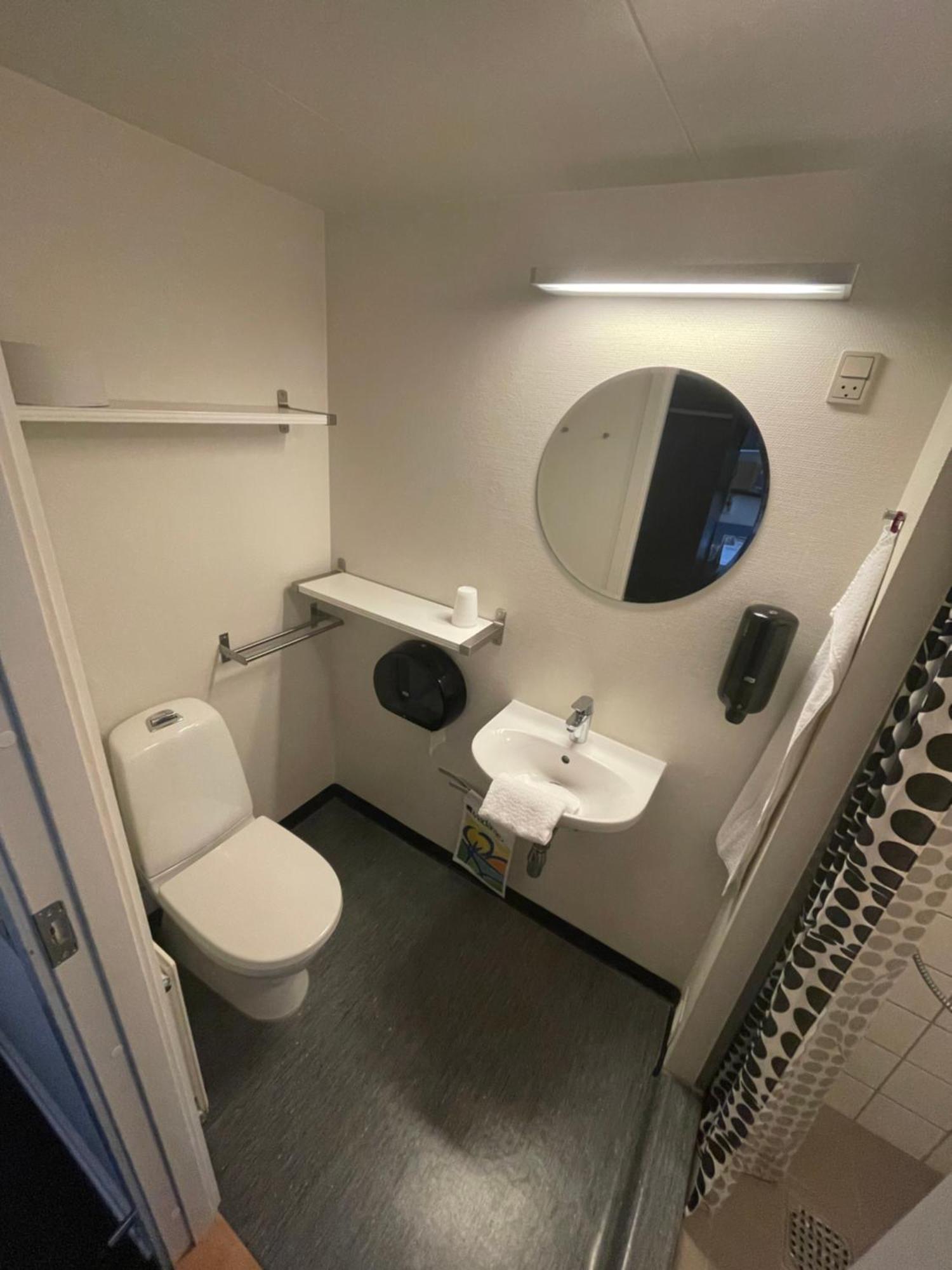 斯温堡大宿舍酒店 斯文堡 外观 照片 A typical bathroom in a student residence hall at the University of Helsinki