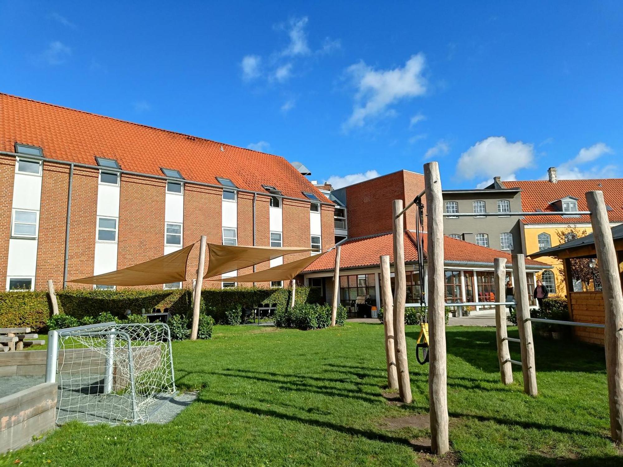 斯温堡大宿舍酒店 斯文堡 外观 照片 The school's main building