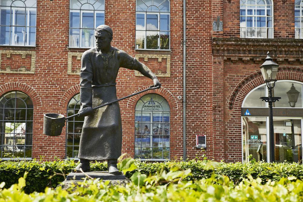 斯温堡大宿舍酒店 斯文堡 外观 照片 The statue of Mary Shelley in front of the school